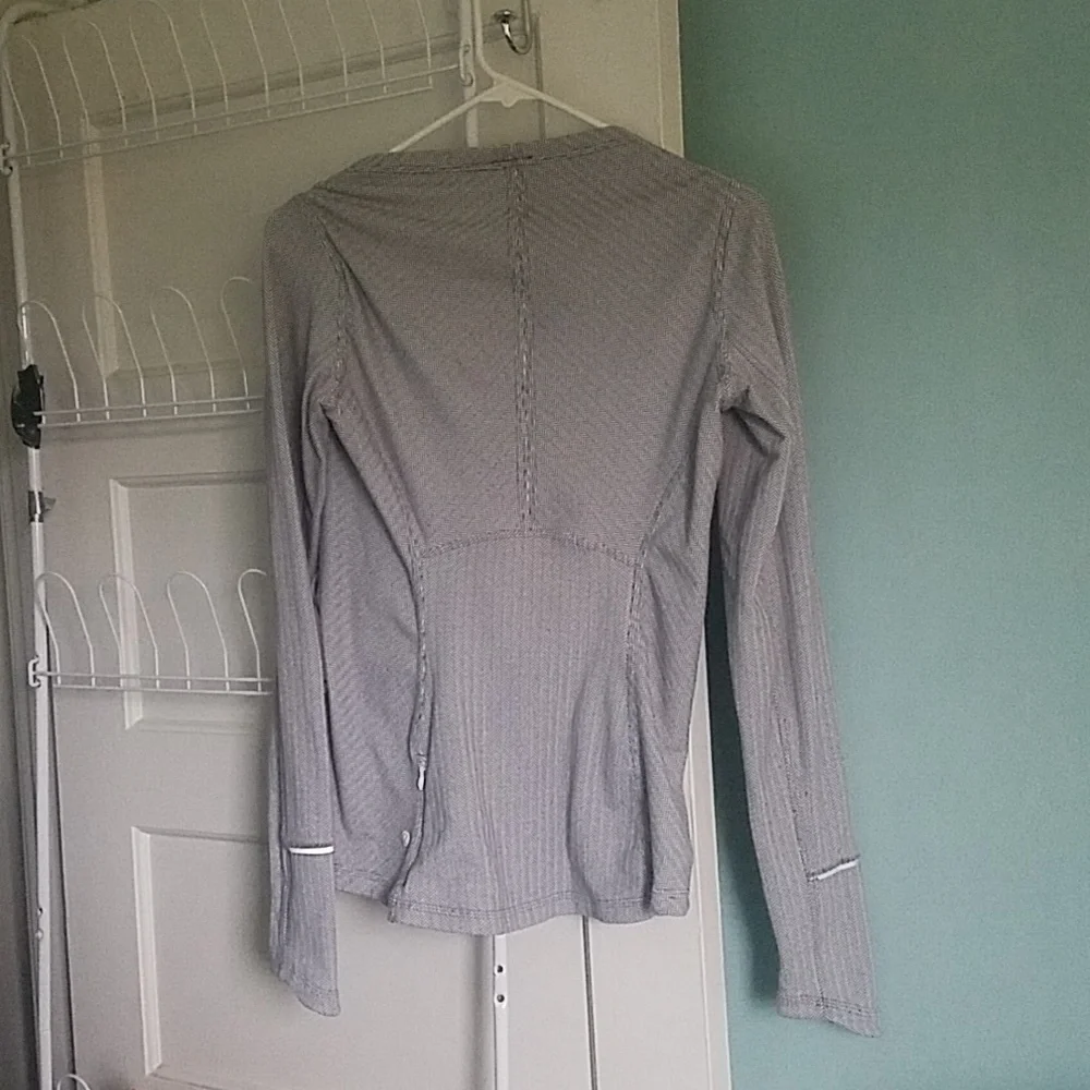 Lululemon Athletica Long Sleeve Shirt Top Herringbone Pattern Size 6 Gray Active